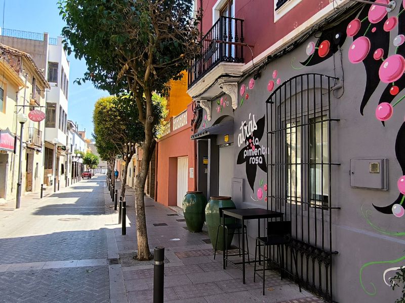 atras-de-la-pimienta-rosa-calle-bayer-entrada